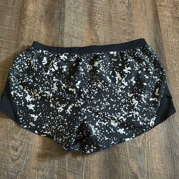 Black and white Under Armour shorts. Smoke free, pet friendly home. - Picture 2 of 3